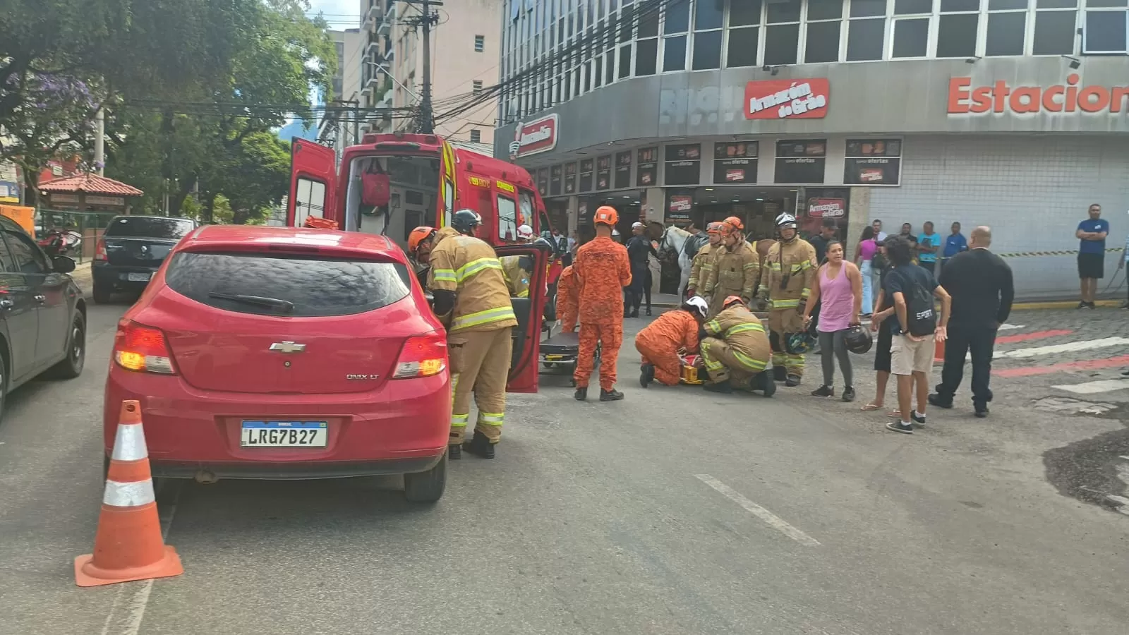 Acidente entre carro e moto deixa transito lento no centro de Teresópolis