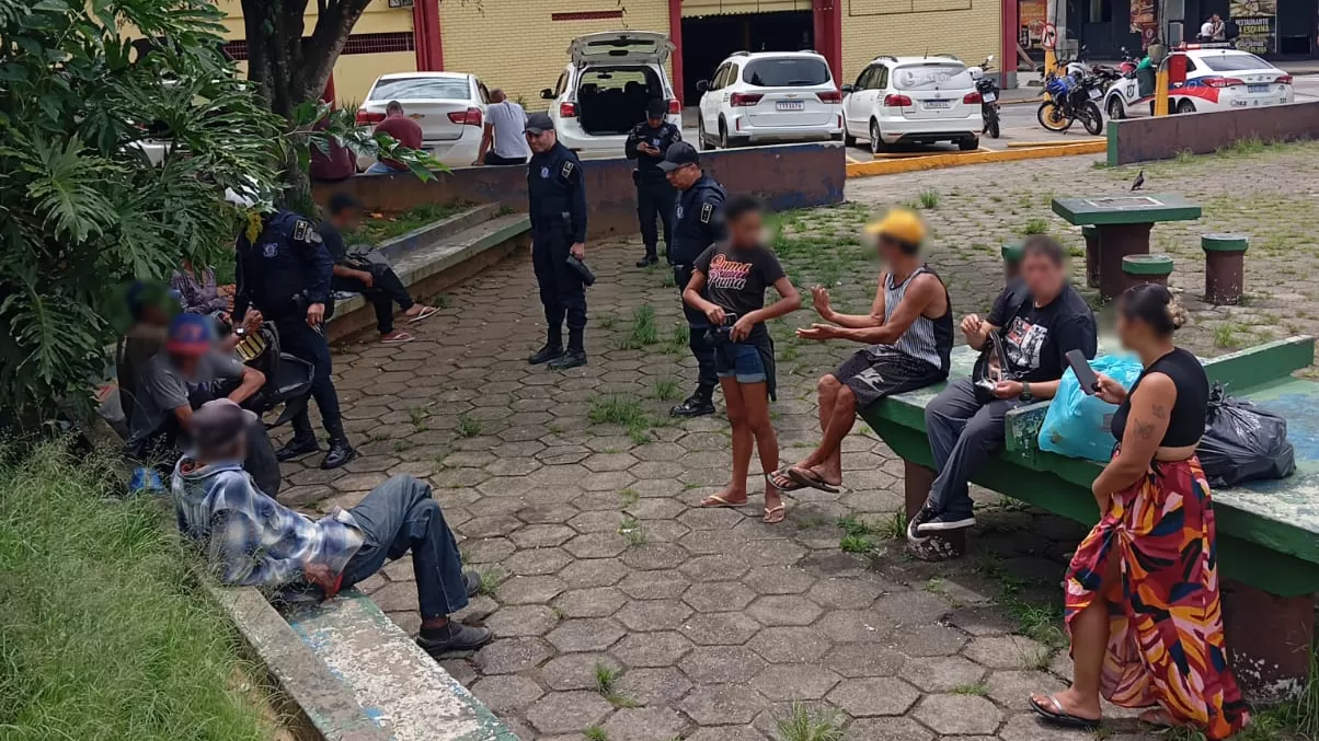 GOE da Guarda Civil apreende armas brancas em operação na Barra do Imbuí