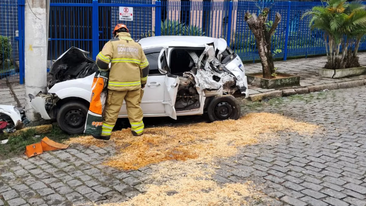 Caminhão desgovernado atinge veículos estacionados no Alto