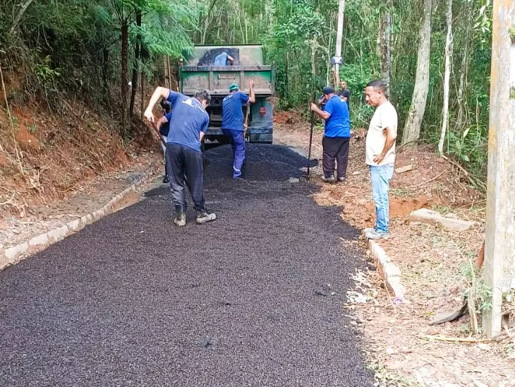 Prefeitura inicia asfaltamento em ruas do Parque do Imbuí