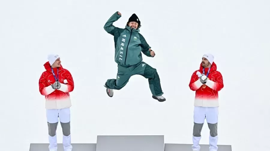 Lucas Pinheiro conquista ouro e garante primeira medalha do Brasil nos Jogos de Inverno