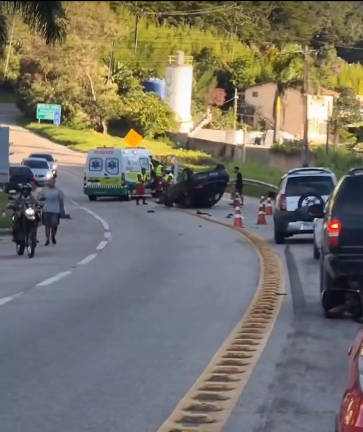 Capotamento na BR-116 deixa trânsito lento na tarde desta terça-feira em Teresópolis