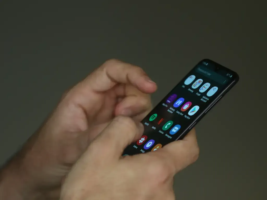 Governo revoga tarifas de importação para 105 produtos, mas mantém de smartphones