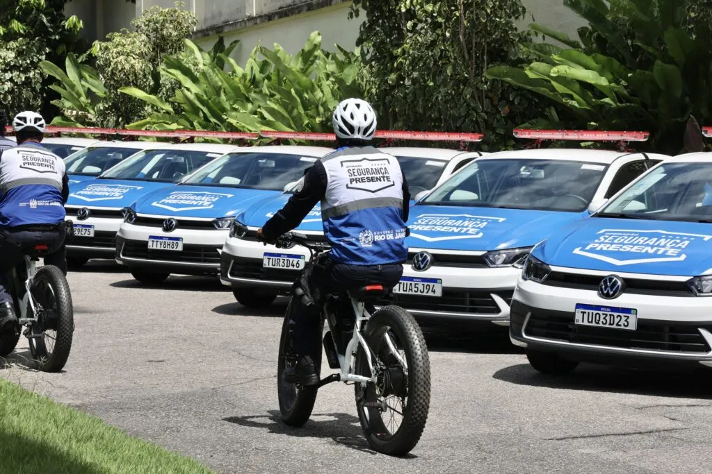 Governo do RJ entrega bicicletas elétricas e novas viaturas para reforçar o Segurança Presente