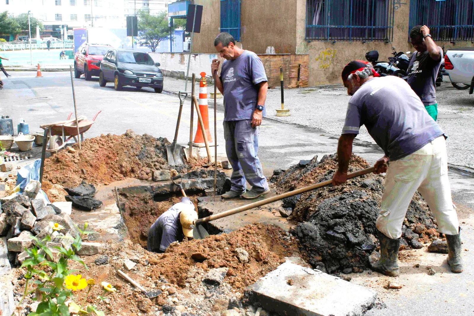 Prefeitura de Teresópolis intensifica operação tapa-buracos e manutenção da iluminação pública nos bairros