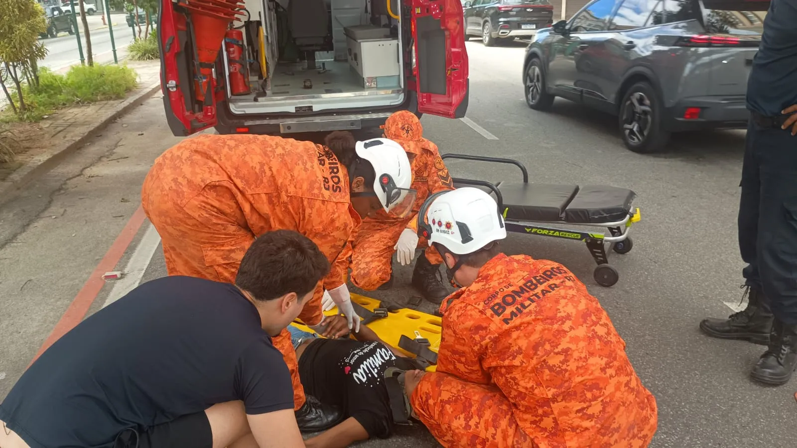 Mulher é atendida pelo Corpo de Bombeiros após suposta agressão no centro