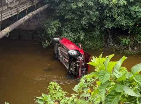 Carro é encontrado dentro de rio próximo à Casa de Cultura no bairro de Fátima, em Teresópolis