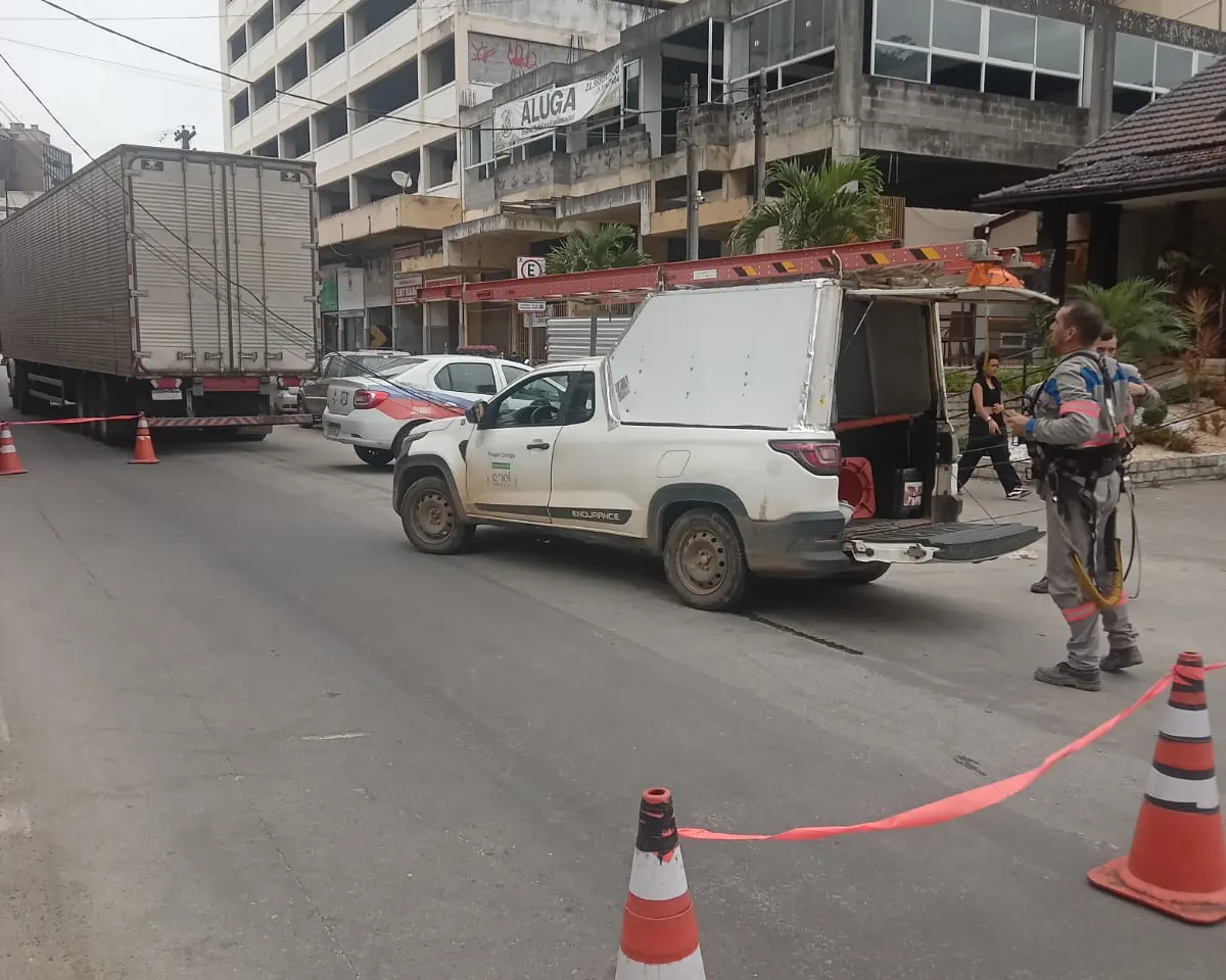 Carreta derruba poste na Várzea e reacende debate sobre circulação de veículos pesados no centro de Teresópolis