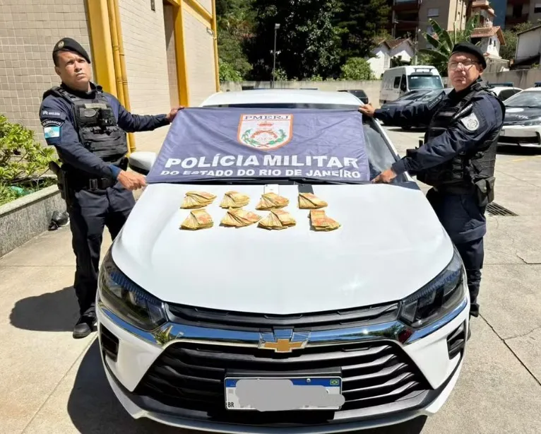 Polícia Militar apreende veículo e R$ 14,5 mil em operação no Retiro, em Petrópolis