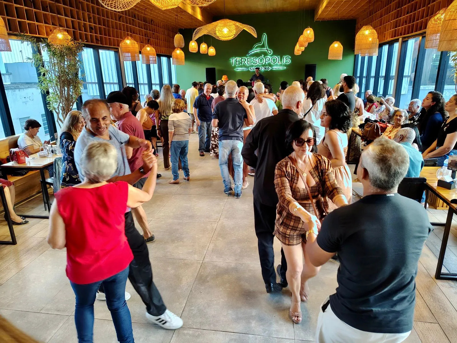 Baile da Geração Prateada celebra a terceira idade com música, dança e integração em Teresópolis