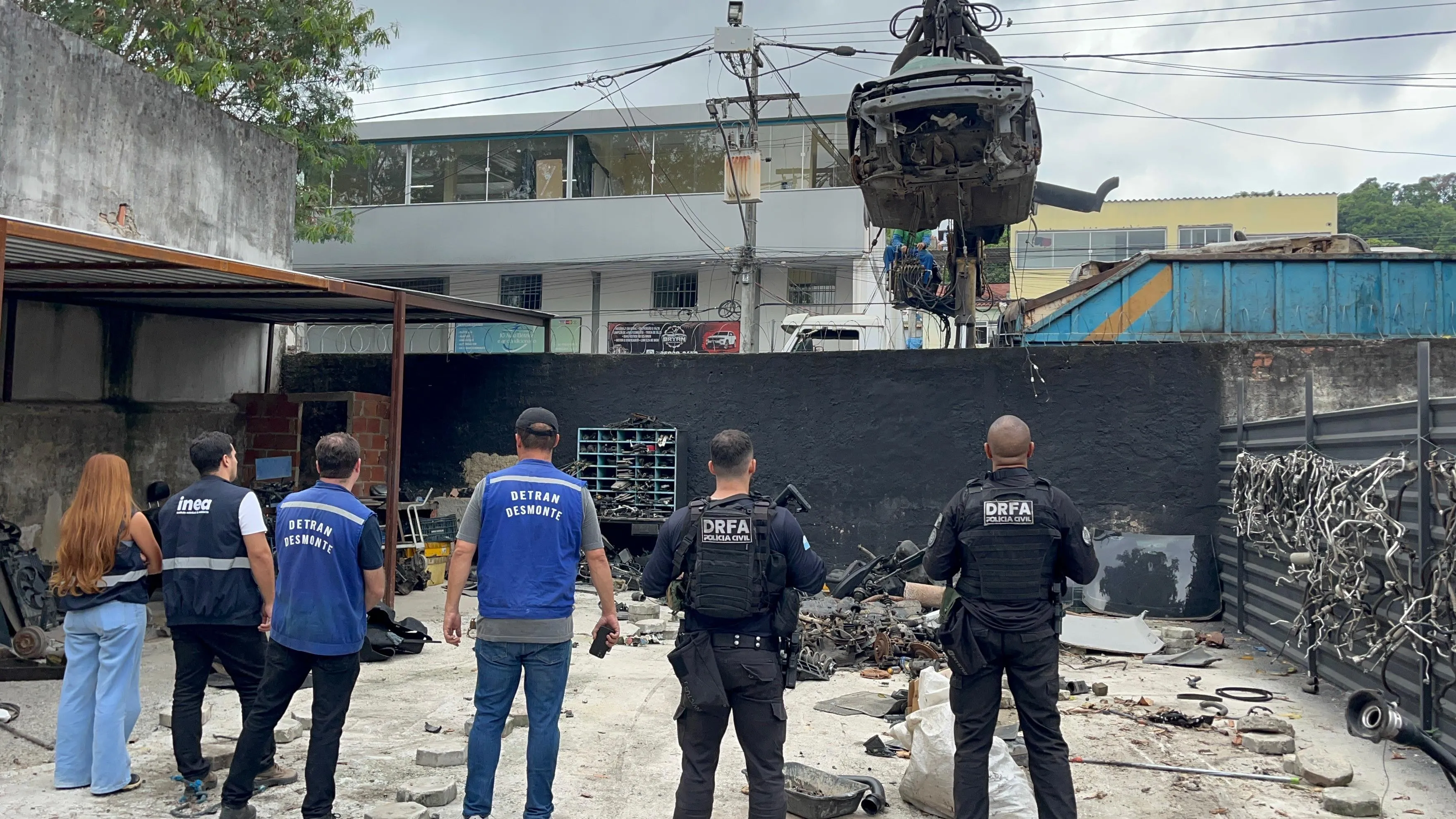 Detran RJ interdita ferro-velho em São Gonçalo