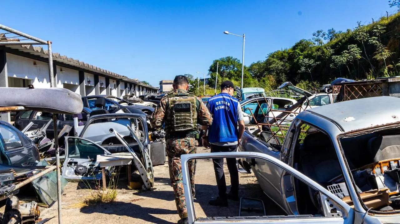 Força-tarefa do Governo do Estado encontra carro roubado em ferro-velho de Barra do Piraí
