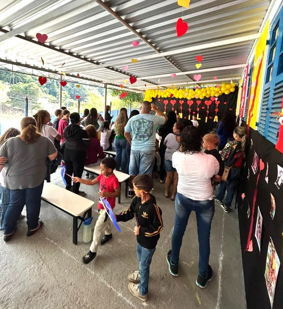 Dia Internacional da Família na Escola é celebrado com atividades interativas, música, cuidados de saúde e de beleza e muito amor