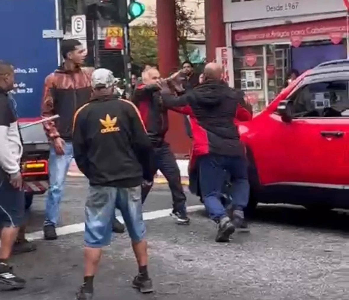 Confusão termina em briga e interdita rua no centro de Teresópolis