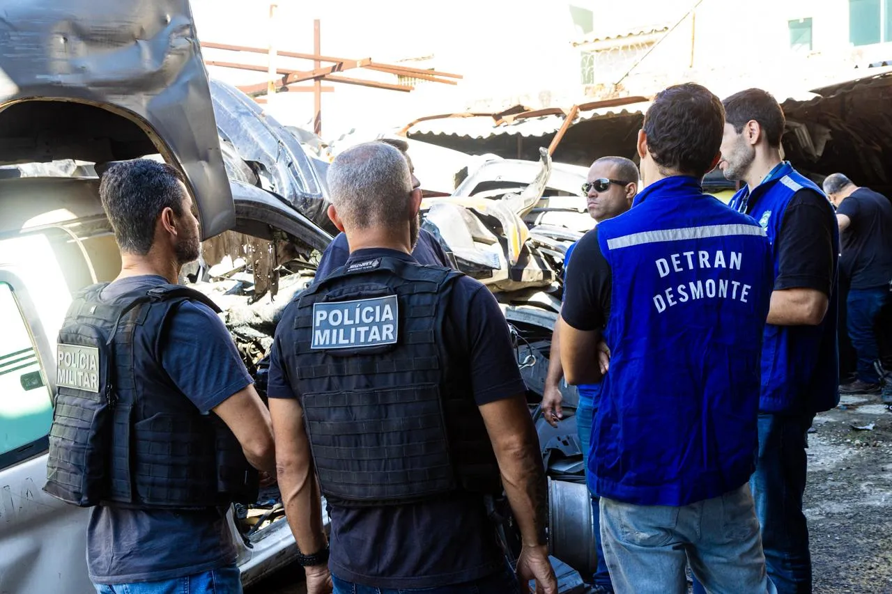 Operação Desmonte interdita ferro-velho sem credenciamento em Sulacap, Zona Oeste do Rio