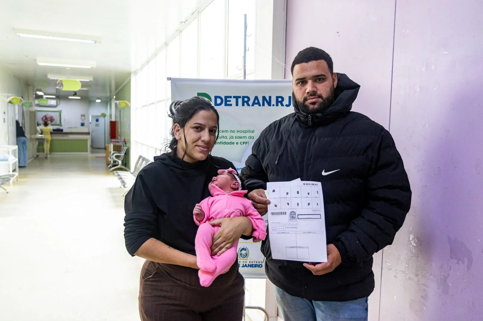 Bebês recebem a primeira Carteira de Identidade do Detran RJ ainda na maternidade