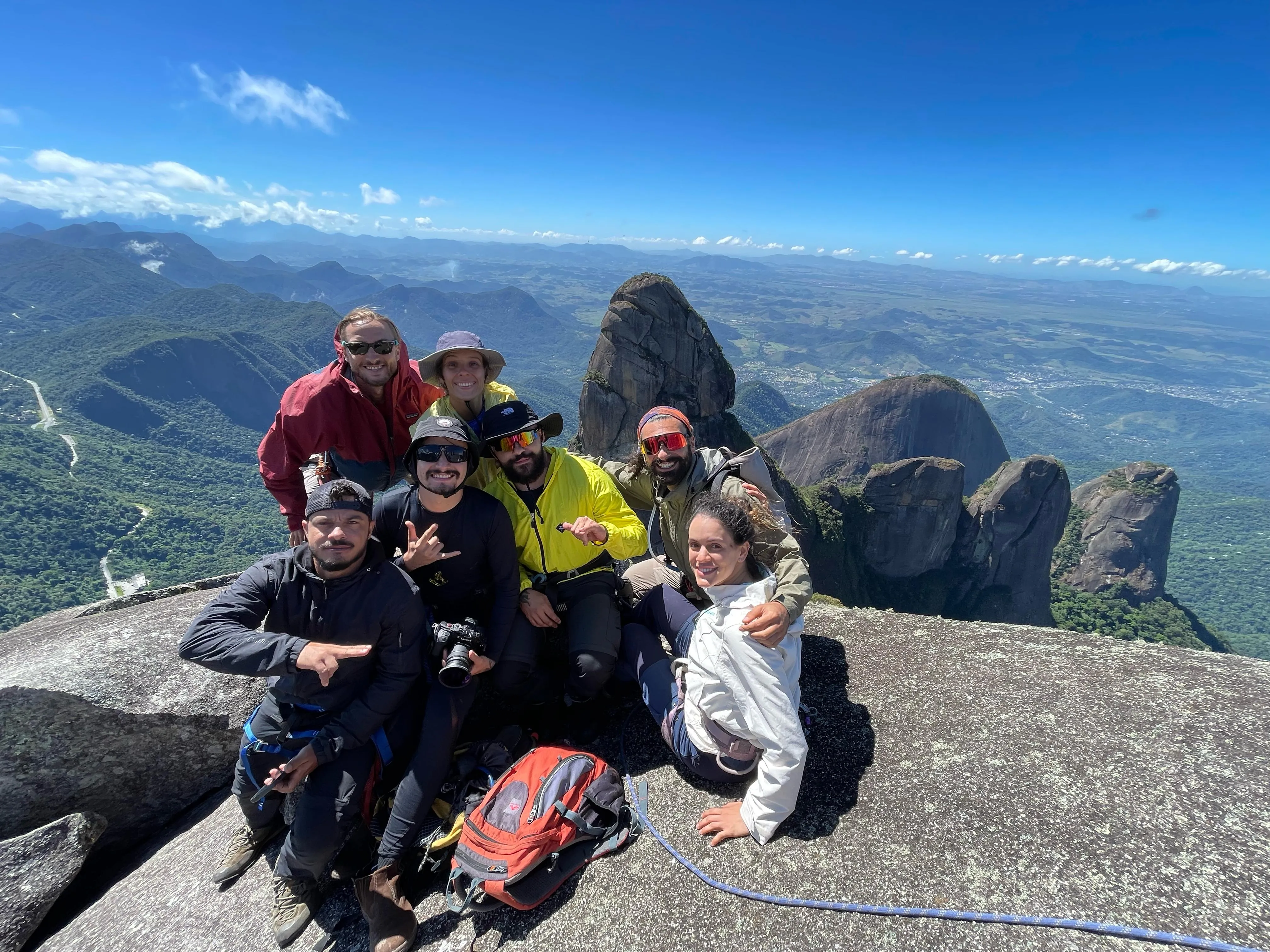 Teresópolis leva o turismo de montanha às alturas em ação de highline no Escalavrado