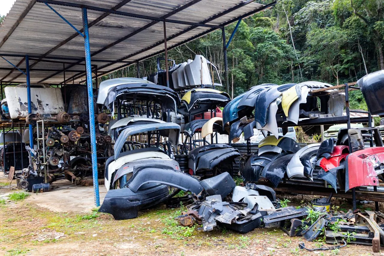 Operação do Detran RJ fecha ferro-velho irregular e apreende peças de carros roubados em Teresópolis