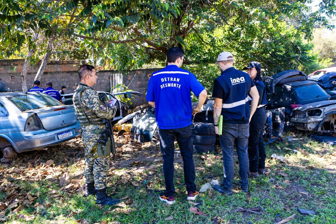 Detran RJ encontra motor furtado e interdita três ferros-velhos na Operação Desmonte em Macaé