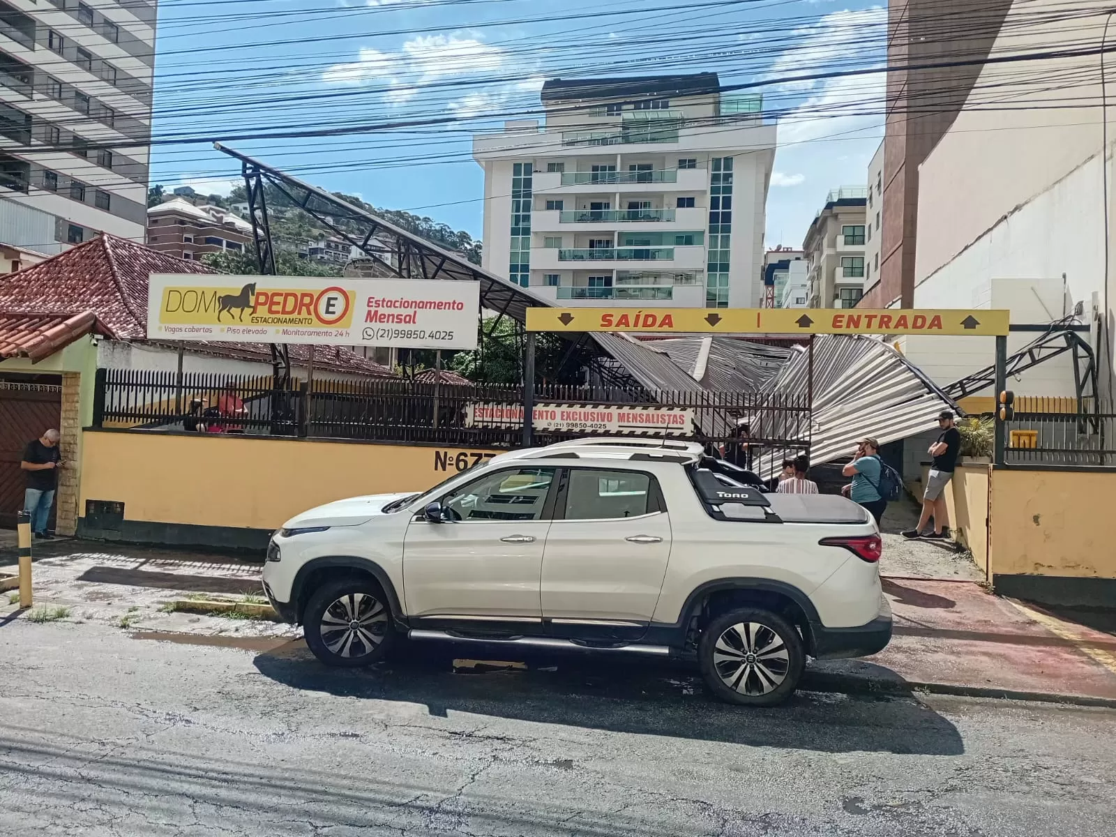 Temporal causa estragos no centro: fio de alta tensão se rompe e telhado de estacionamento desaba