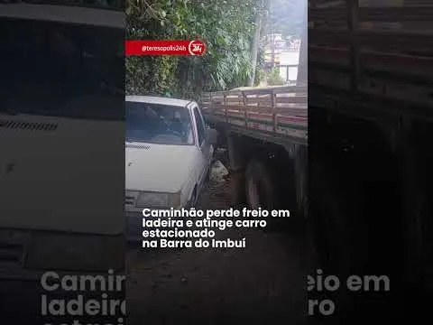 Caminhão perde freio em ladeira e atinge carro estacionado na Barra do Imbuí