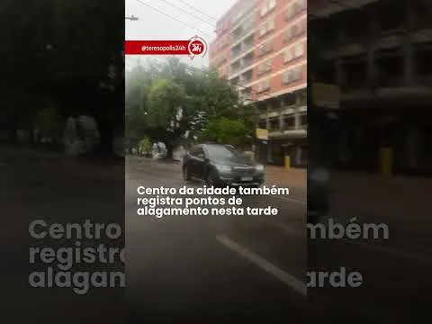 Centro da cidade também registra pontos de alagamento nesta tarde