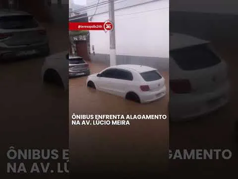 🚌 ÔNIBUS ENFRENTA ALAGAMENTO NA AV. LÚCIO MEIRA